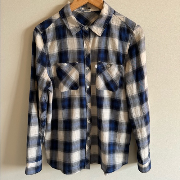 Women’s Size M Levi’s Plaid Button Down Shirt - Picture 14 of 17